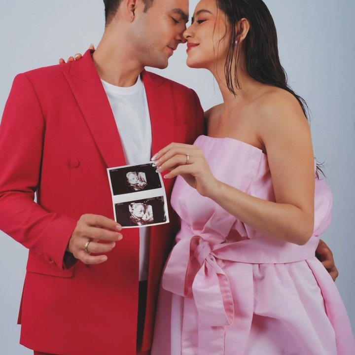 <p>Laura Theux dan Indra Brotolaras tampil elegan saat maternity shoot. Laura tampil dengan balutan gaun pink, sementara Indra dengan gagahnya kenakan setelan jas berwarna merah. Mereka terlihat bahagia memamerkan foto USG calon Si Kecil. Foto: Instagram/@laura_theux</p>