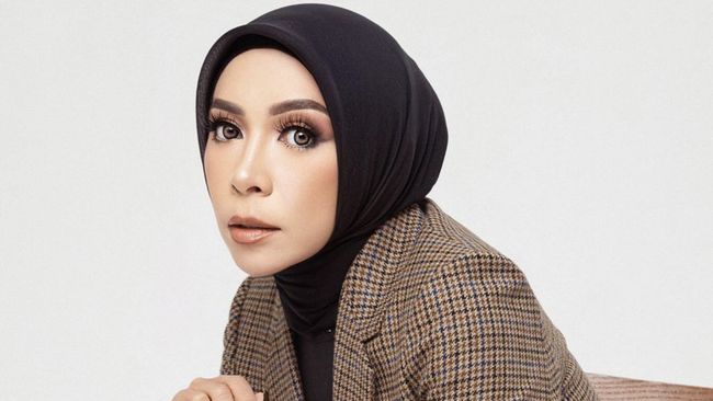 Menurut Melly, yang membayar denda harusnya penyelenggara, bukan penyanyi.