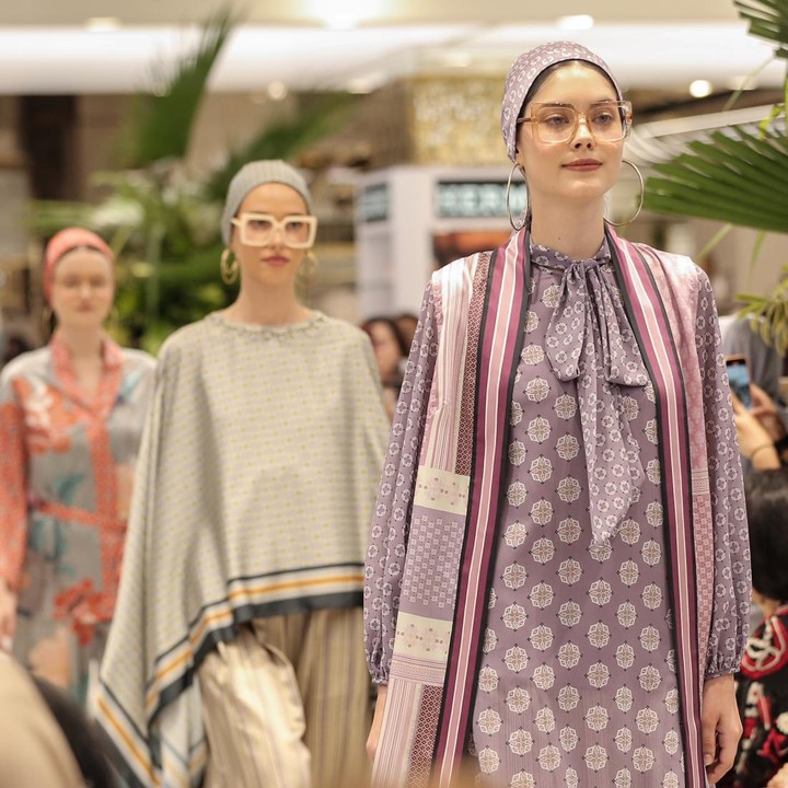 <p>METRO FESTIVE RAYA FASHION SHOW 2024 menghadirkan koleksi eksklusif Festive Raya dari desainer ternama Denny Wirawan yang mengangkat tema Mosaic Romanticism di Metro Department Store Plaza Senayan, Kamis (21/03/2024). (Foto: METRO Department Store)</p>