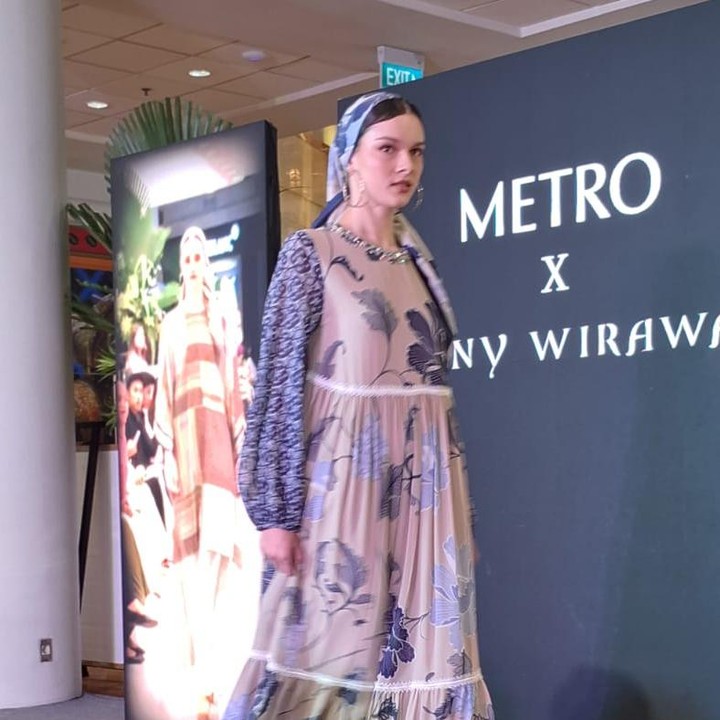 <p>Selain itu Denny Wirawan 'RAYA' 2024 Collection juga diselingi motif floral yang membawa nuansa <em>fresh</em>. (Foto: Iin Yumiyanti)</p>