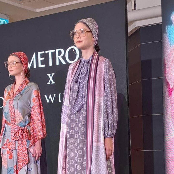 <p>Semua koleksi Mosaic Romanticism memiliki siluet <em>loose</em> dan tidak menonjolkan lekuk tubuh. Misalnya saja <em>Patchwork Geometric Printed Long Outer</em> yang dipadu dengan <em>Puff Sleeve Tunic Set</em>. (Foto: Iin Yumiyanti)</p>