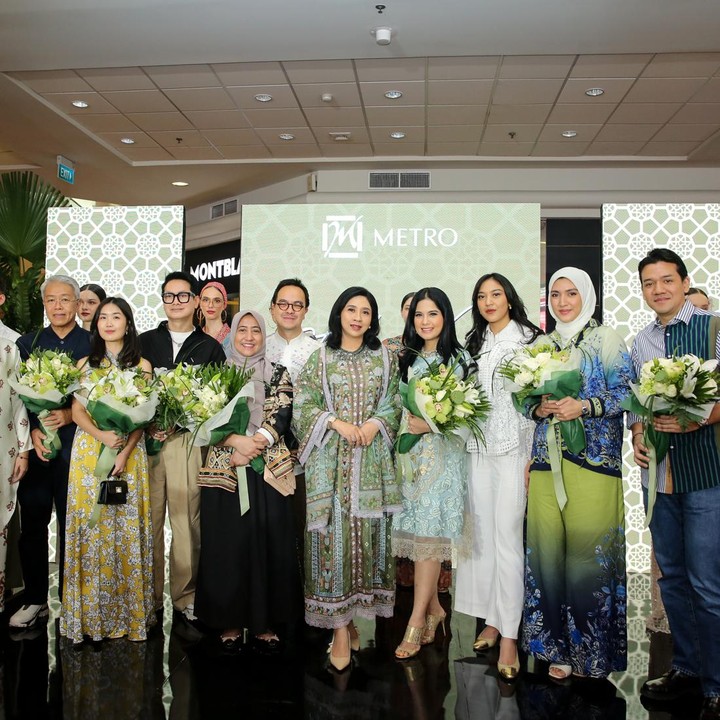 <p>METRO FESTIVE RAYA 2024 kali ini diadakan di METRO Plaza Senayan, Kamis (21/03/2024). Menggandeng empat desainer brand terpilih, yakni Denny Wirawan, VOTUM Heritage by Sebastian Gunawan, Tandamata, dan Artkea, yang koleksinya eksklusif hanya ada di Metro Department Store Plaza Senayan. Acara ini juga dihadiri CEO Trans Digital Lifestyle Group Putri Tanjung, Annisa Yudhoyono, Aliya Rajasa, Raakhee Punjabi, Ike Bakrie, Dian Muljadi, hingga Miranda Goeltom. (Foto: METRO Department Store)</p>