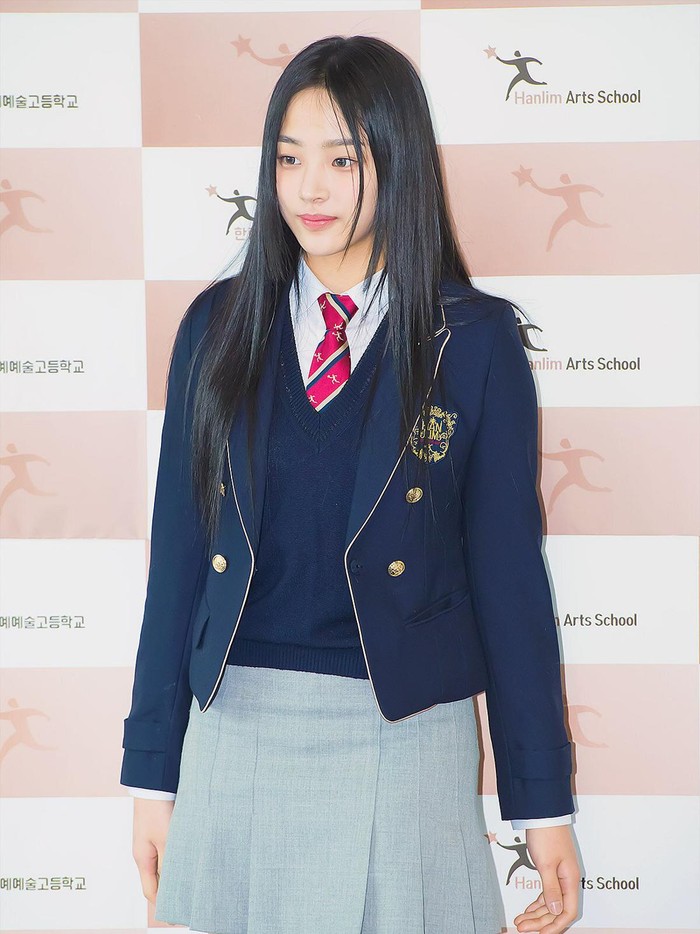 Minji dari New Jeans baru saja menyelesaikan masa SMA-nya di Hanlim Arts School pada tahun 2023 lalu. Ia tampak cantik di hari kelulusannya tersebut./ Foto: topstarnews