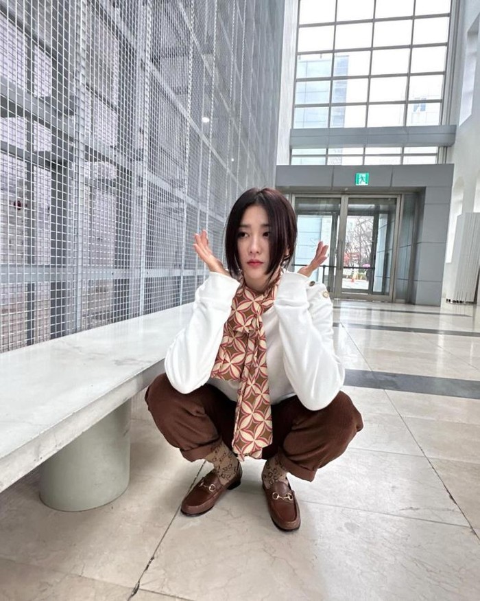 Park Ha Sun memilih syal dengan pola grafis yang berani untuk menjadi fokus utama pada penampilannya. Celana, kaos kaki, bahkan sepatu dipadankan dengan warna yang mirip dengan syal yang ia kenakan./ Foto: Elle.co.kr