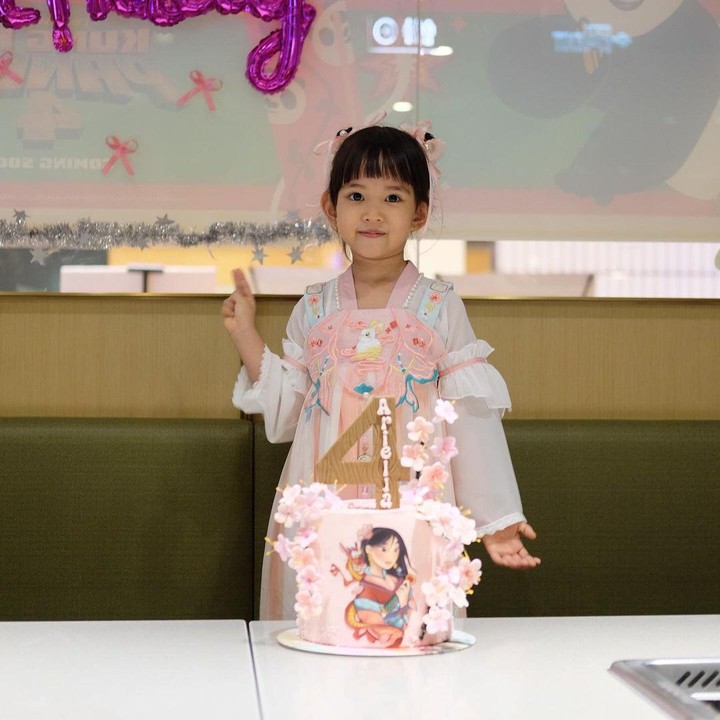 <p>Dalam acara ini, Ariella terlihat cantik mengenakan baju dengan nuansa putih dan merah muda. Ia juga mendapatkan kue ulang tahun dengan hiasan bunga sakura yang cantik. (Foto: Instagram: @yuanitachrist)</p>