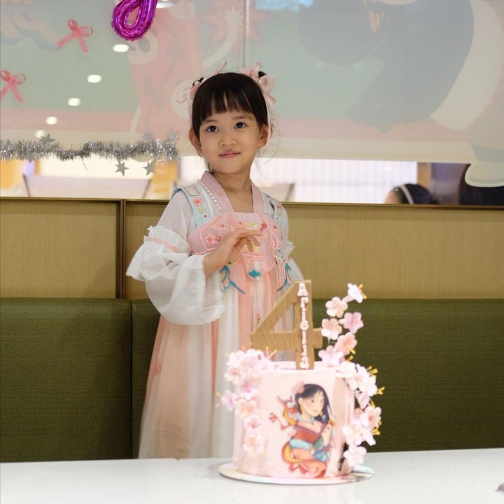 <p>"Untuk Ariella-ku yang luar biasa. Semoga kami selalu mengetahui betapa kamu dicintai, dan semoga hidupmu dipenuhi dengan semua kebahagiaan dan berkah yang pantas kamu dapatkan," doa Yuanita untuk sang anak dengan menggunakan Bahasa Inggris. (Foto: Instagram: @yuanitachrist)</p>