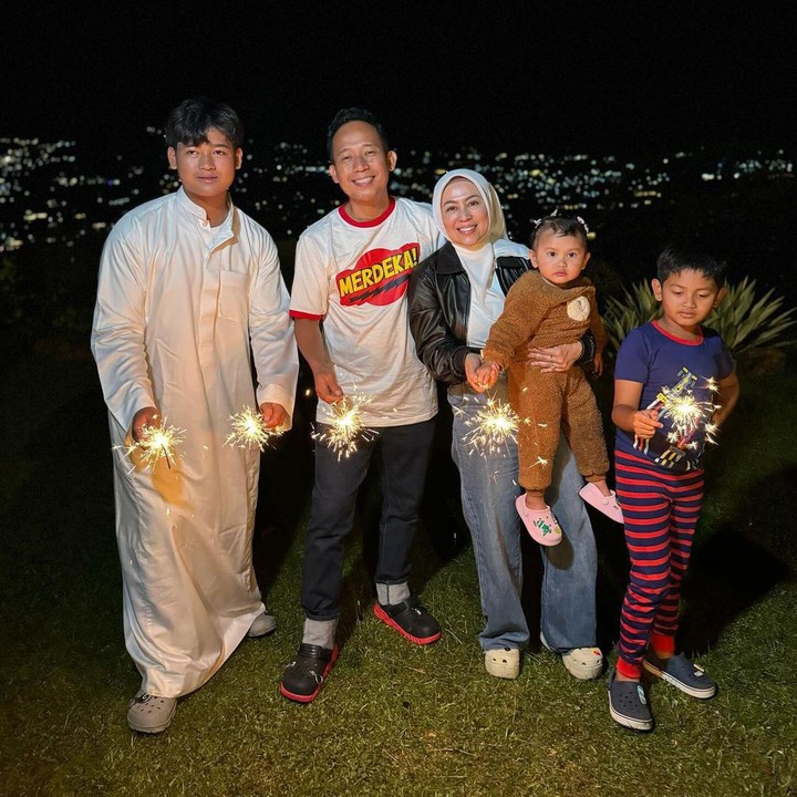 <p>Denny Cagur menikah dengan Shanty Denny pada tahun 2006, Bunda. Pernikahan keduanya semakin lengkap dengan kehadiran 3 orang anak, Bunda. (Foto: Instagram: @shantydenny)</p>