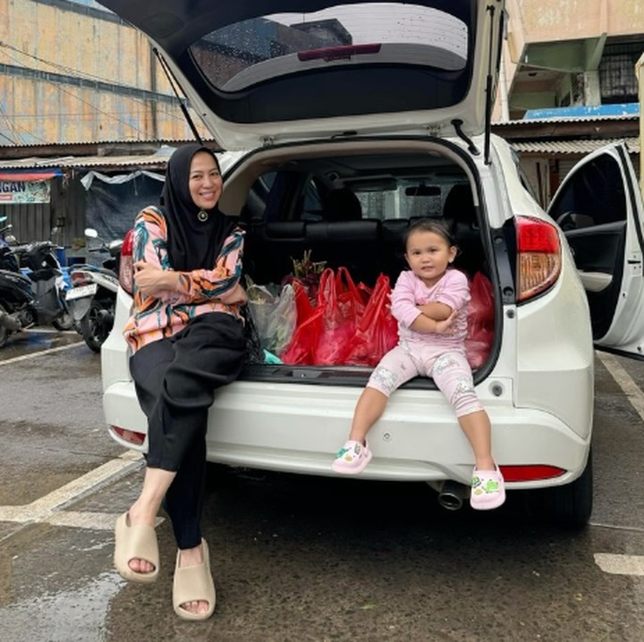 <p>"<em>Alhamdulillah</em> anak perempuan Mami sudah pintar antar Mami belanja ke pasar," tutur Shanty seraya mengunggah momen kebersamaannya dengan Fazeela. (Foto: Instagram: @shantydenny)</p>