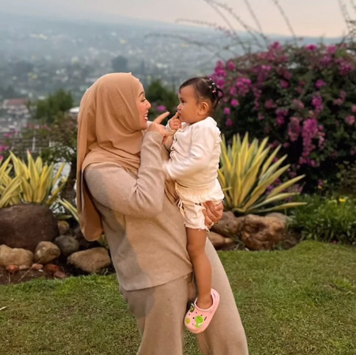 <p>Banyak netizen yang salah fokus dengan paras cantik Fazeela nih, Bunda. Tidak sedikit dari mereka yang mendoakan agar Fazeela selalu diberikan kesehatan. (Foto: Instagram: @shantydenny)</p>