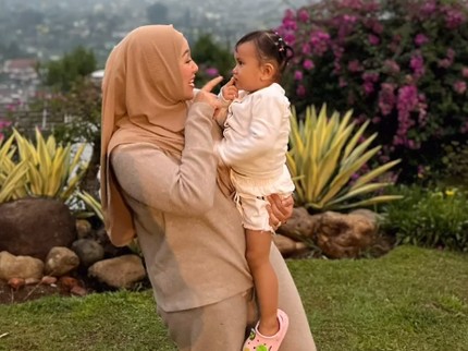 7 Potret Fazeela Meshwa Putri Denny Cagur, Cantiknya Bikin Netizen Salah Fokus
