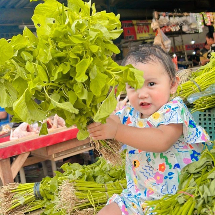 <p>Shanty pun kerap mengunggah potret Fazeela pada laman Instagram-nya. Si Kecil yang baru berusia dua tahun ini ternyata sudah gemar ikut sang Bunda berbelanja ke pasar. (Foto: Instagram: @shantydenny)</p>