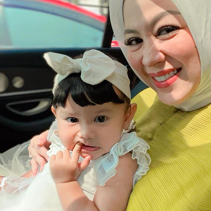 <p>"Cantiknya adik Meshwa (sapaan akrab Fazeela), sehat terus ya, Nak. Besar nanti jadi orang baik kayak Mama <em>@shantydenny</em> dan Papa <em>@dennycagur</em>," ungkap seorang netizen. "Cantik banget Neng Meshwa," tutur netizen lainnya. (Foto: Instagram: @shantydenny)</p>