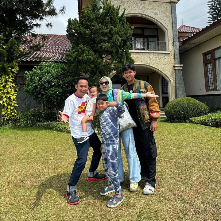 <p>Shanty melahirkan anak pertamanya pada tahun 2009 dan diberi nama Fabian Muhammad Yahva. Keduanya lalu memutuskan untuk mengadopsi seorang putra bernama Fadlikal Muhammad Arsya di tahun 2016. (Foto: Instagram: @shantydenny)</p>