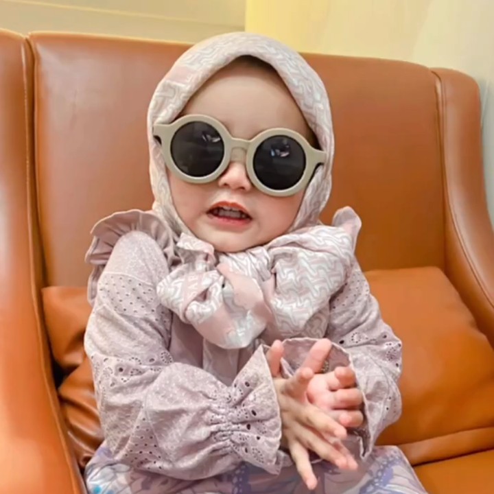 <p>Pada 12 November 2021, pernikahan Shanty dan Denny semakin lengkap dengan mengadopsi seorang anak perempuan. Si Kecil berparas cantik ini pun diberi nama Fazeela Meshwa Athari. (Foto: Instagram: @shantydenny)</p>
