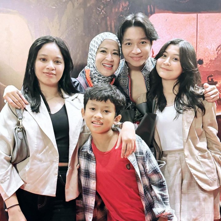 <p>Nasha Anaya merupakan putri ketiga Pasha Ungu dan Okie Agustina. Sejak bercerai dari Pasha tahun 2009, Okie membesarkan Nasha bersama kedua kakaknya, Kiesha Alvaro Putra Sigit, Shakiena Azalea Putrina Pasha. (Foto: Instagram/@nasha.anayaa)</p>