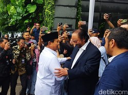 Saling Hormat-Pelukan, Surya Paloh Sambut Prabowo di Markas NasDem
