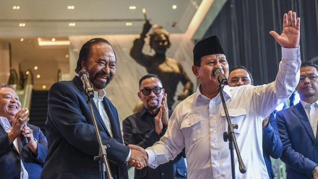 Ketua Umum Partai NasDem Surya Paloh mendatangi kediaman presiden terpilih Prabowo Subianto di Jalan Kertanegara, Jakarta, Kamis (25/4).