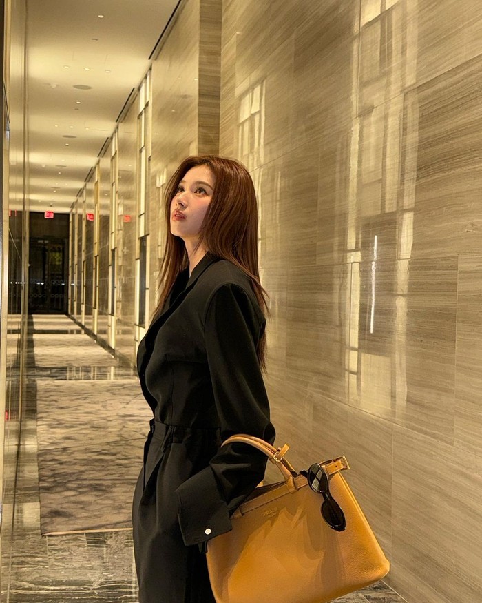 Sana kembali mengguncang dunia fashion dengan gaya yang berbeda, yaitu memasukkan blazer oversized ke dalam celananya. Tampilannya yang unik ini membuatnya menjadi pusat perhatian yang mempesona./ Foto: Instagram/m.by__sana