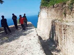 Satpol PP Klungkung Setop Proyek Tangga Ekstrem di Tebing Pantai Diamond