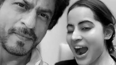 Beredar Foto Selebgram Urfi Javed Selfie dengan Shah Rukh Khan, Ini Faktanya