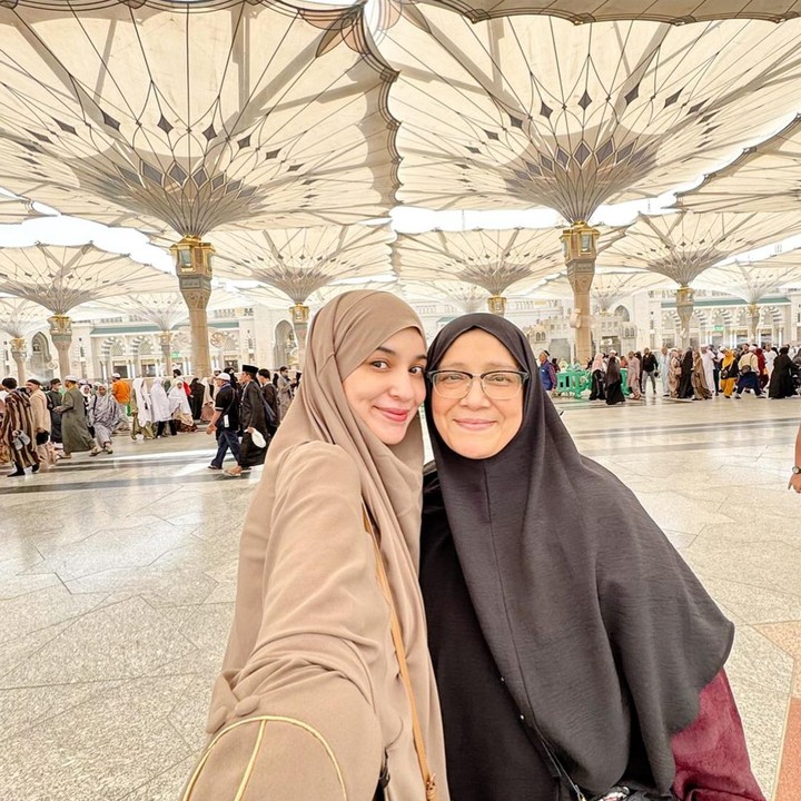 <p>Di bulan Ramadhan, Shireen Sungkar juga berkesempatan menjalani ibadah umrah. Kali ini ia mengaja ibunda tercinta, Fenny Bauty. (Foto: Instagram @fenny.bauty @shireensungkar)</p>