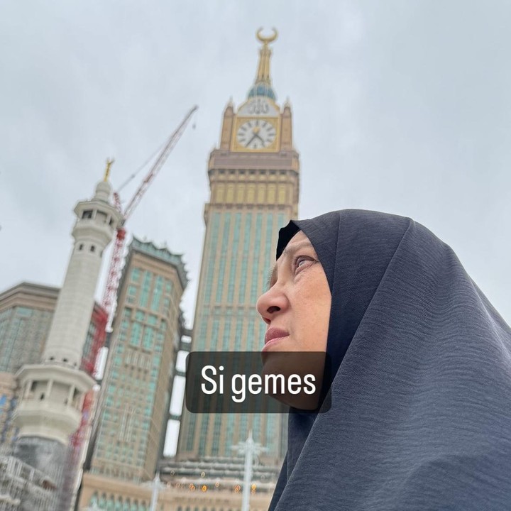 <p>Shireen terlihat iseng mengambil potret sang Bunda diam-diam, nih. "Si gemes," tulisnya di keterangan foto. (Foto: Instagram @fenny.bauty @shireensungkar)</p>