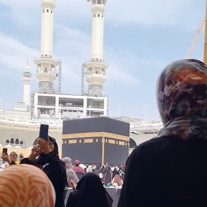 <p>Ibadah umrah kali ini terasa sangat spesial bagi Shireen dan sang Bunda. Selain umrah, mereka juga menjalani puasa Ramadhan, Bunda. (Foto: Instagram @fenny.bauty @shireensungkar)</p>
