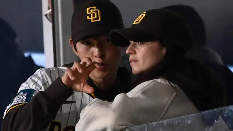 Song Joong Ki dan Katy Louise Saunders