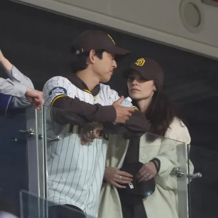 Song Joong Ki dan Katy Louise Saunders