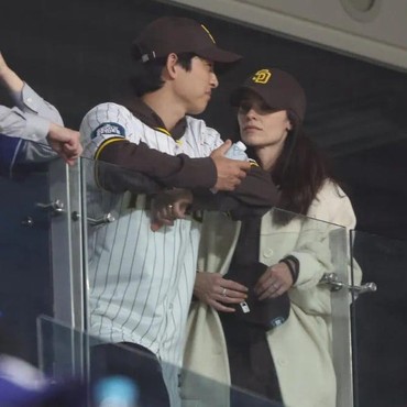 Song Joong Ki Ngaku Frustrasi Menikah dengan Katy Louise Saunders