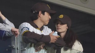 img-title Song Joong Ki Ngaku Frustrasi Menikah dengan Katy Louise Saunders