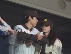 Song Joong Ki Ngaku Frustrasi Menikah dengan Katy Louise Saunders