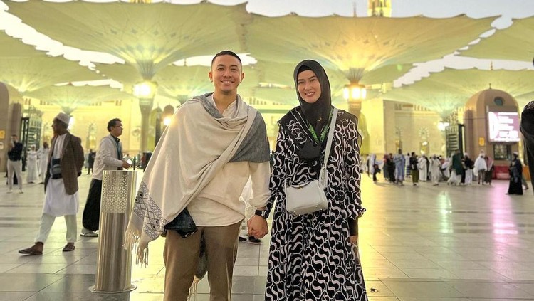 Stevie Agnecya saat umrah bersama suami, Anggi Pratama.
