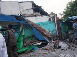 Kasihan, Pedagang Takjil Surabaya Tertimpa Reruntuhan Tembok akibat Gempa
