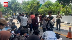 VIDEO: Ratusan Pegawai Bank di Surabaya Panik Saat Diguncang Gempa