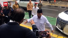 VIDEO: Momen Paloh Peluk Prabowo, Sebut Sahabat Sudah Jadi Presiden