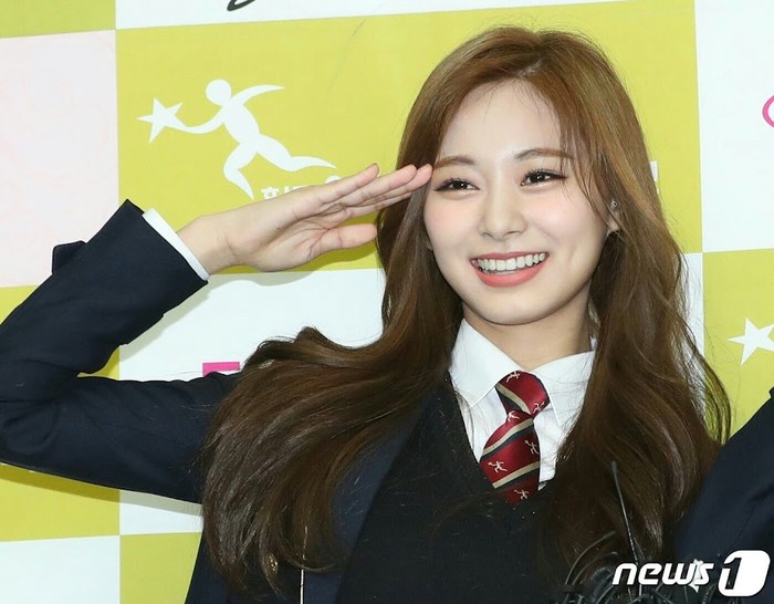 Tzuyu dari TWICE diakui sebagai salah satu idol dengan visual terbaik di Hanlim Arts School. Selain Tzuyu, dua anggota TWICE lainnya, yaitu Dahyun dan Chaeyoung, juga merupakan lulusan dari sekolah yang sama. Ia lulus pada tahun 2019/ Foto: News1