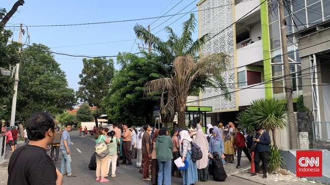 Sejumlah daerah terkena dampak getaran gempa bumi berkekuatan magnitudo 6,5 di Tuban, Jatim, Jumat (22/3). Intensitas skala MMI V-VI terdeteksi di Pulau Bawean.