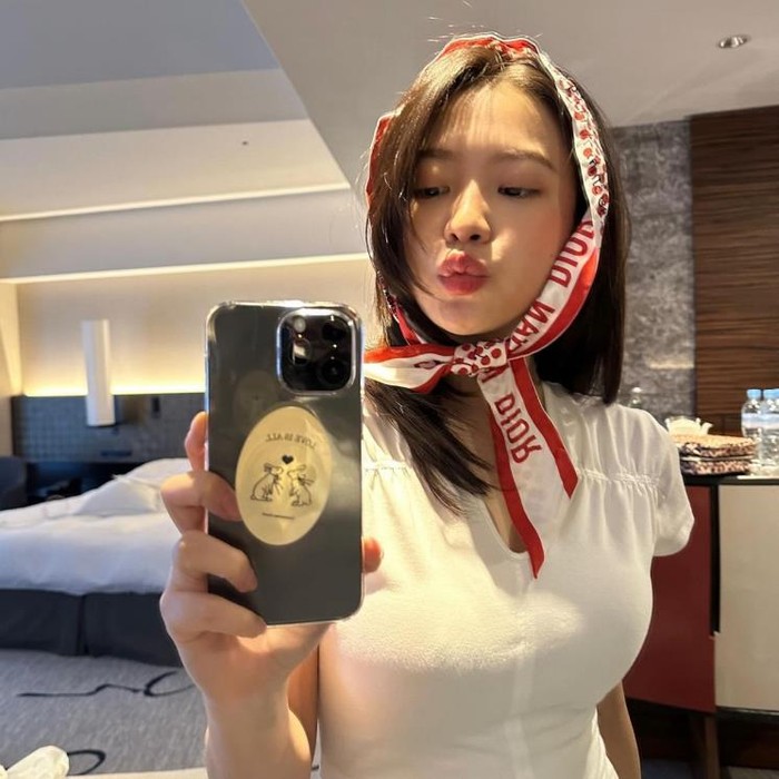 Yeri mengenakan syal berwarna merah putih cerah di kepalanya yang membuat tampilannya terlihat manis. Rona merah muda di pipinya terlihat semakin cerah dan menciptakan kesan imut yang menggemaskan./ Foto: Elle.co.kr