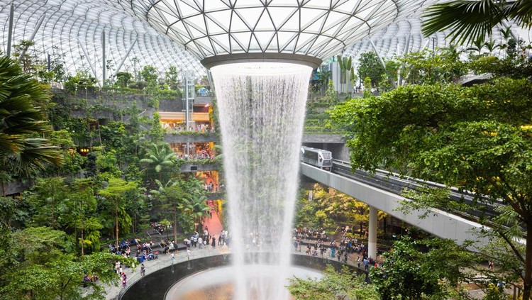 Air terjun di Bandara Changi Singapura