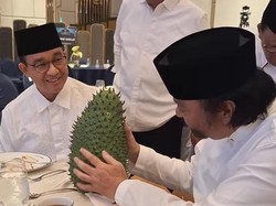 Momen Anies Berikan Sirsak Jumbo ke Surya Paloh saat Bukber NasDem