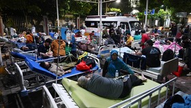 FOTO: Antisipasi Gempa Susulan, Pasien RS Unair Dirawat di Parkiran