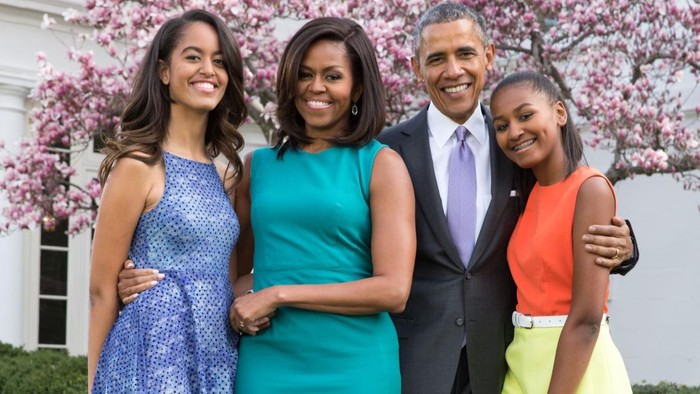 Cara Barack & Michelle Obama Ajarkan Body Positivity Putrinya