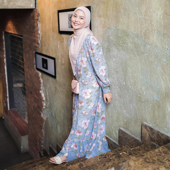 <p>Bunda juga bisa memilih <em>outfit</em> dengan motif berukuran besar. Seperti Dara, Bunda dapat mengenakan<em> maxi dress</em> beraksen <em>ruffle</em> pada bagian kaki. Padukan bersama hijab polos ketika memakai baju bermotif. (Foto: Instagram @daraarafah)</p>