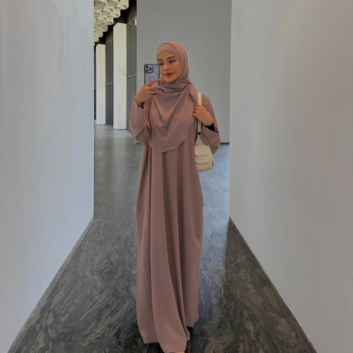 <p>Nuansa<em> earth tone</em> masih menjadi tren berbusana yang digemari oleh para Muslimah. Dengan pemilihan warna hangat seperti cokelat muda, Bunda bisa terlihat memesona. Dara Arafah memakai dress bersiluet<em> I-line</em> dan hijab dari warna yang senada. (Foto: Instagram @daraarafah)</p>