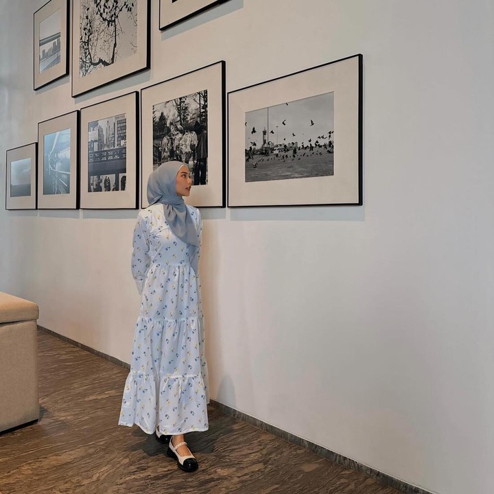 <p>Dara Arafah tampil <em>chic</em> ketika memakai <em>maxi </em><em>dress</em> bermotif minimalis. Pemilihan warna seperti putih, abu muda, dan <em>baby blue</em> dapat menambah kesan feminin. Padukan dengan <em>ballerina flats</em> yang menambah nuansa manis. (Foto: Instagram @daraarafah)</p>