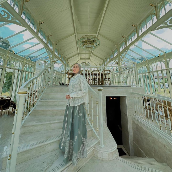 <p>Tak kalah memesona, Dara Arafah terlihat modis dengan padu padan kemeja dan <em>flare skirt</em>. Motif rok dan baju yang saling bertabrakan dapat terlihat manis jika menemukan kombinasi warna yang tepat, seperti putih dengan abu-abu. (Foto: Instagram @daraarafah)</p>