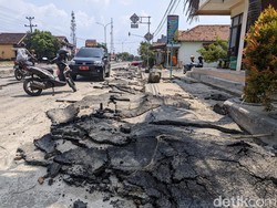 Banjir Pantura Karanganyar Demak Surut, Aspal Mengelupas Jadi Tumpukan