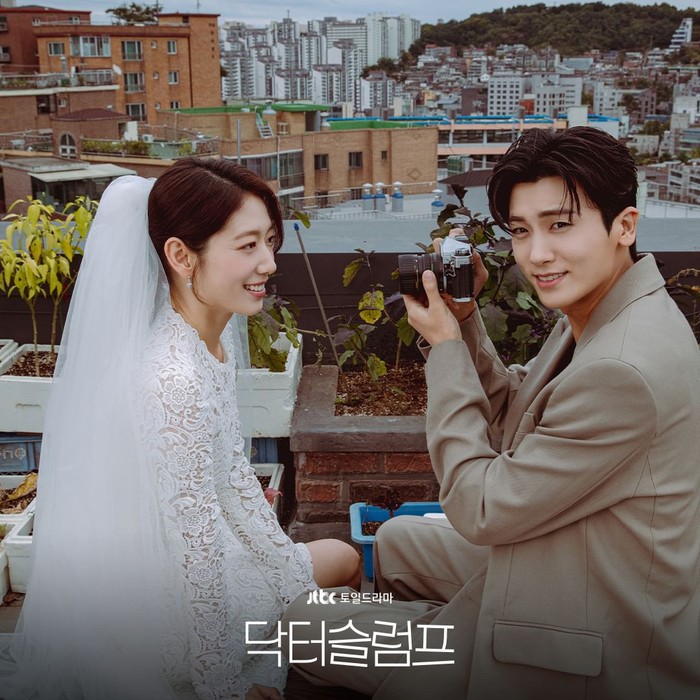 This is where the two of them always spend time together.  It's not surprising that the rooftop is a mandatory spot for pre-wedding/ Photo: instagram.com/jtbcdrama