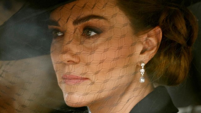 Kate Middleton akhirnya kembali tampil di publik usai divonis kanker awal tahun ini. Kate tampil dalam parade militer Trooping The Colour hari ini.